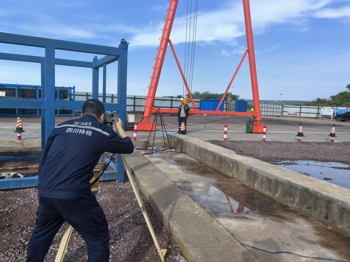 SISC_SA's tweet photo. #Infrastructure ｜📍#RN1:Progrès clé pour le projet de  rocade de Kinshasa ! 
Le 4 novembre : Deux grues pontonnes de 80 tonnes (préfabrication de poutres T, au PK13) ont  passé l’inspection de sécurité des équipements spéciaux avec succès.
Marque une accélération globale des travaux de structures de ponts, garantissant un support d’équipement solide pour l’installation de ponts sur l’ensemble du projet ! ✅
@SICOMINES
@acgtcd
@MinITP_RDC
@AGENCE_APCSC
@PrimatureRDC
@Presidence_RDC