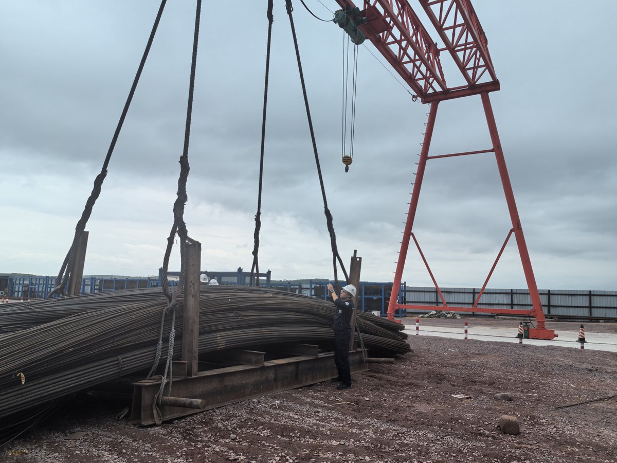 SISC_SA's tweet photo. #Infrastructure ｜📍#RN1:Progrès clé pour le projet de  rocade de Kinshasa ! 
Le 4 novembre : Deux grues pontonnes de 80 tonnes (préfabrication de poutres T, au PK13) ont  passé l’inspection de sécurité des équipements spéciaux avec succès.
Marque une accélération globale des travaux de structures de ponts, garantissant un support d’équipement solide pour l’installation de ponts sur l’ensemble du projet ! ✅
@SICOMINES
@acgtcd
@MinITP_RDC
@AGENCE_APCSC
@PrimatureRDC
@Presidence_RDC