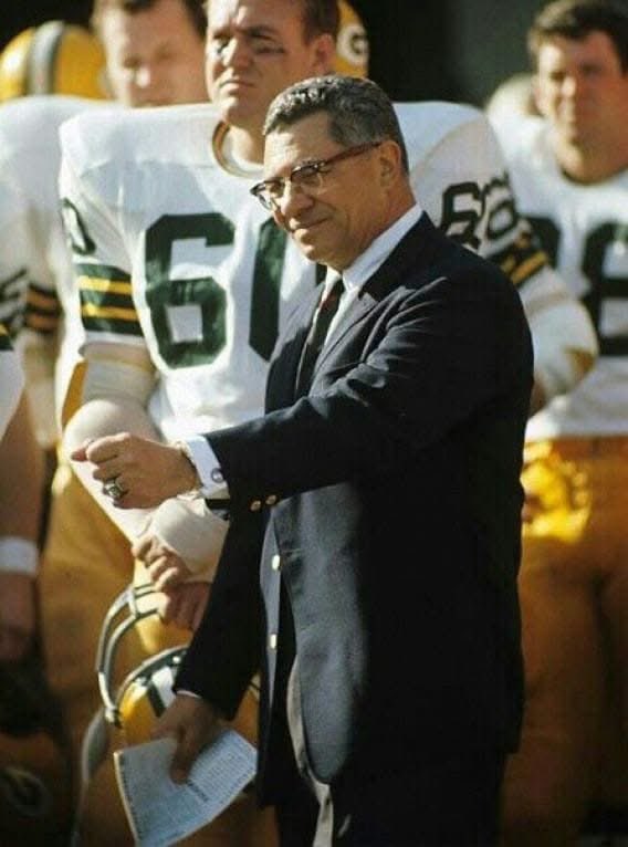 Wisconsin_fam's tweet photo. Packers fans aren’t spoiled. We have standards. Those standards start and end with one man. 👇 https://t.co/AKi0xY1zyH