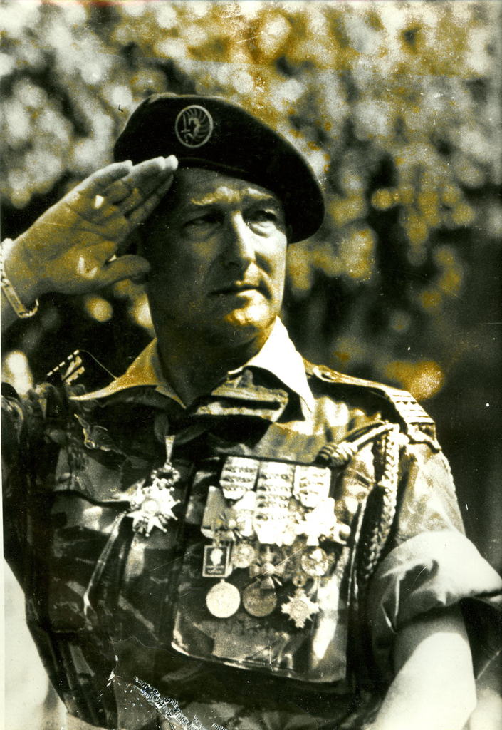 Georges Mayer (1912-1976)
Officier parachutiste émérite (adjoint de Massu en Algérie), promu Gén. de brigade en 66.
(GO de la Légion d'Honneur, Croix de Guerre 39-45, des TOE, de la Coloniale, de l'Aéronautique, de l'Indochine, Sud AFN, Moyen-O, Mérite et Valeur Militaire ...)