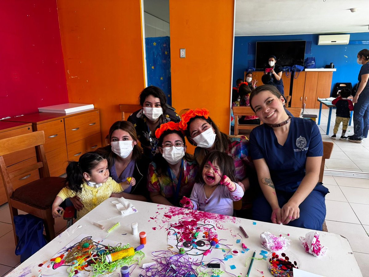 HJM_Oficial's tweet photo. 🎨 Residentes del HJM, lideran un proyecto de Arteterapia para dar voz y vitalidad a nuestros pacientes pediátricos con hospitalización prolongada. 👉 Expresión emocional, disminución de la ansiedad y estímulo del desarrollo. 
👉🏻https://t.co/79aoOTq7XD https://t.co/cSxM6lRBcT