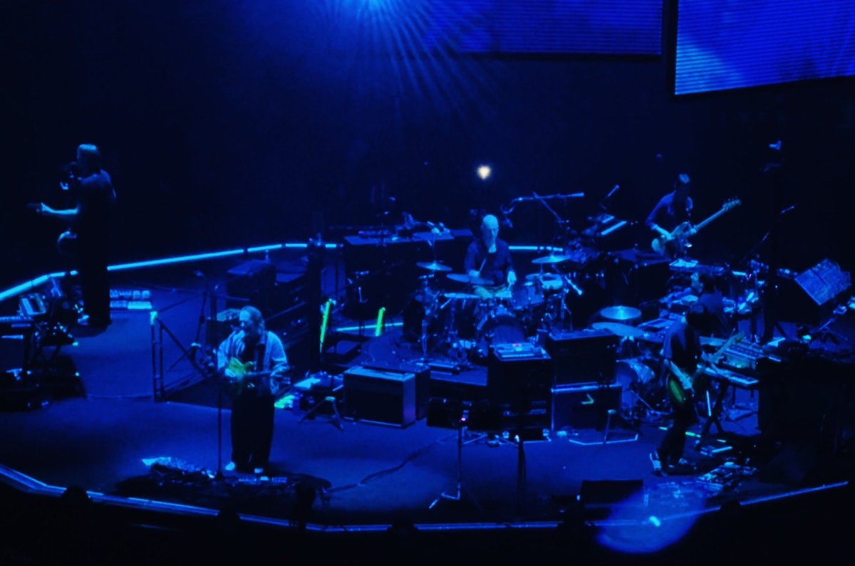 dmaorgcIancy's tweet photo. De ayer en el concierto de Radiohead❤️, Madrid noche 2. Que maravilla de setlist dios mioo 
@radiohead @MovistarArenaEs https://t.co/SzFmZSgPE7
