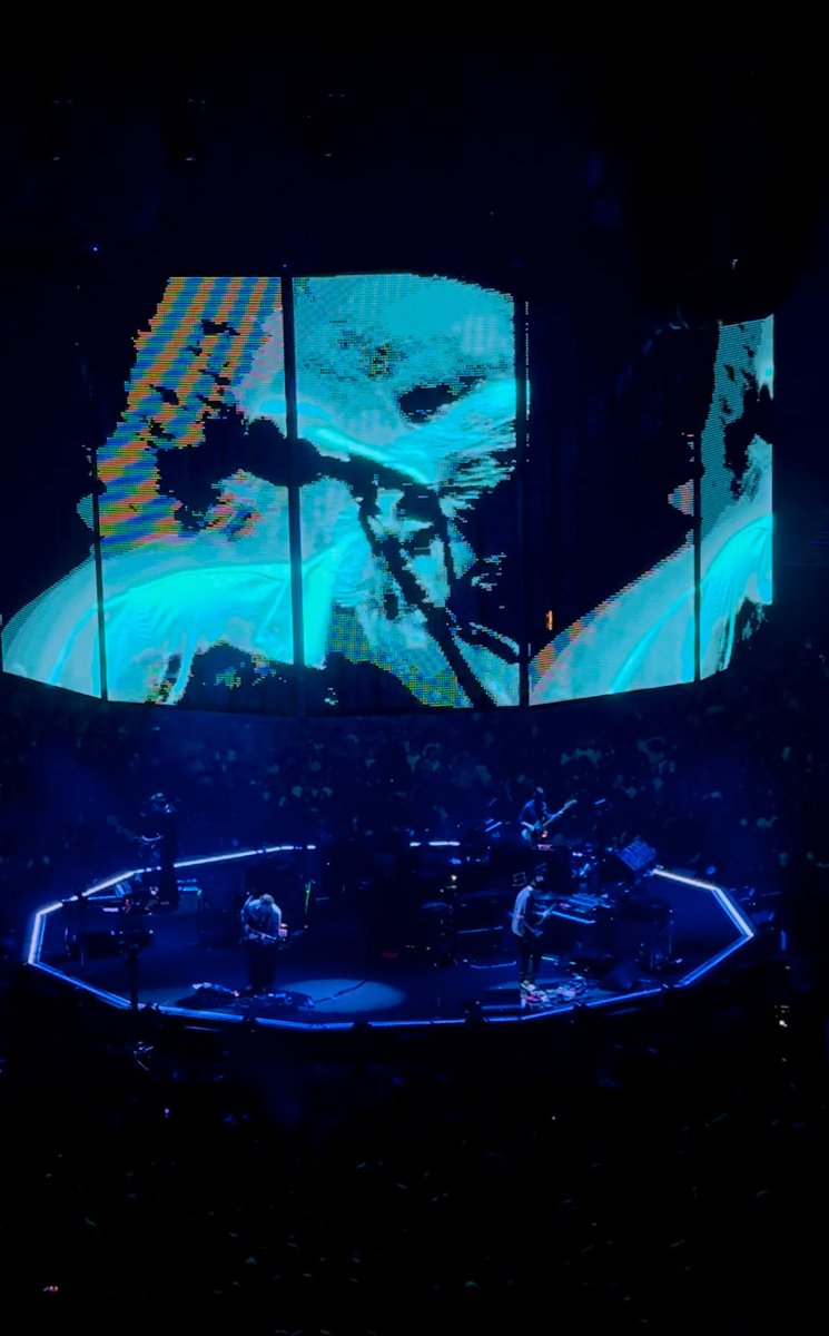 dmaorgcIancy's tweet photo. De ayer en el concierto de Radiohead❤️, Madrid noche 2. Que maravilla de setlist dios mioo 
@radiohead @MovistarArenaEs https://t.co/SzFmZSgPE7