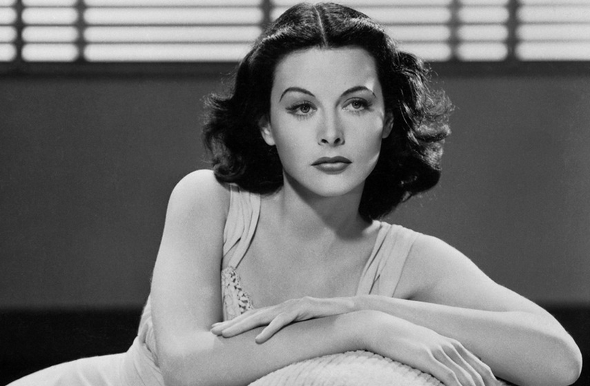 Hedy Lamarr, nata a Vienna il #9novembre 1914.
Divenuta celebre con "Estasi" (1933), trovò poi il grande successo a Hollywood.
Fu anche geniale inventrice: un sistema per la codifica d'informazioni su frequenze radio da lei ideato è alla base delle moderne reti wireless.