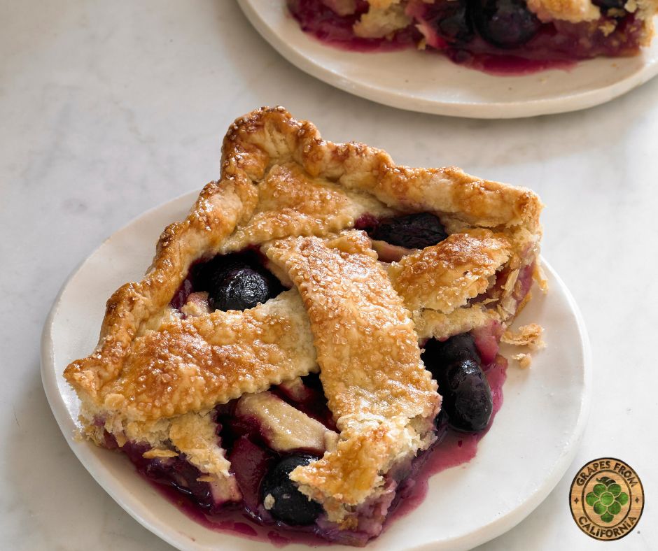 🥧Looking for a new fall dessert? This California Grape and Apple Sheet Pan Pie is the answer! California grapes added a burst of juicy sweetness to crisp apples and are baked together into a sweet, tart, and colorful dessert.  Here is the recipe:  grapesfromcalifornia.com/recipes/califo…