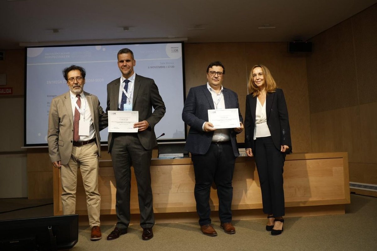 Se entrega la beca para proyectos de investigación <a href="/_SEOM/">SEOM</a> <a href="/SEOR_ESP/">SEOR.es</a> a los  Dres. <a href="/F_lopez_campos/">Fernando Lopez Campos</a>  y David Olmos de la mano de los presidentes de sus respectivas Sociedades, <a href="/Mamen_RubioR/">Mamen Rubio</a> y Cesar Rodriguez.

#radioterapia #simposioseor25 #oncologíaradioterapica