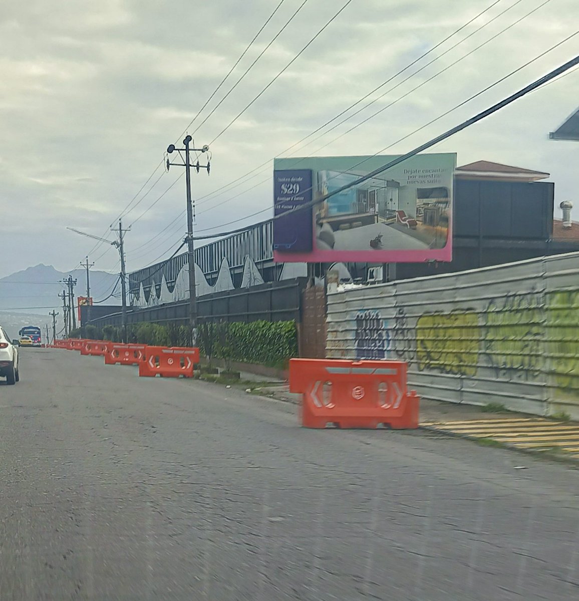 NViteri93's tweet photo. @pabelml @AMT_Quito Pueden explicarnos cuál es propósito de estas cosas que están por todo Quito reduciendo un carril? Acaso es un buen negociado que dejo su buena comisión para el alcalde?
@teleamazonasec @ecuavisa @LaPosta_Ecu @tctelevision https://t.co/4qVJ5WyUEr