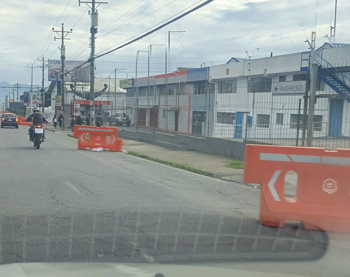 NViteri93's tweet photo. @pabelml @AMT_Quito Pueden explicarnos cuál es propósito de estas cosas que están por todo Quito reduciendo un carril? Acaso es un buen negociado que dejo su buena comisión para el alcalde?
@teleamazonasec @ecuavisa @LaPosta_Ecu @tctelevision https://t.co/4qVJ5WyUEr