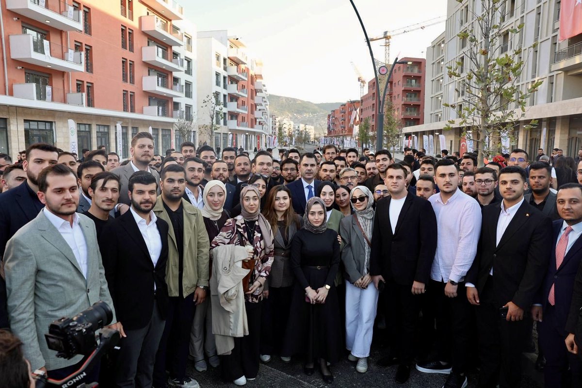 ÜniAK Ankara olarak “Gençlerle Eser Buluşması” için Hatay’daydık.

Asrın ve umudun inşasını, Bakanımız Murat Kurum, Gençlik Kolları Genel Başkanımız Yusuf İbiş ve Üniversiteler Başkanımız Fatih Aydemir ile birlikte yerinde gözlemledik.