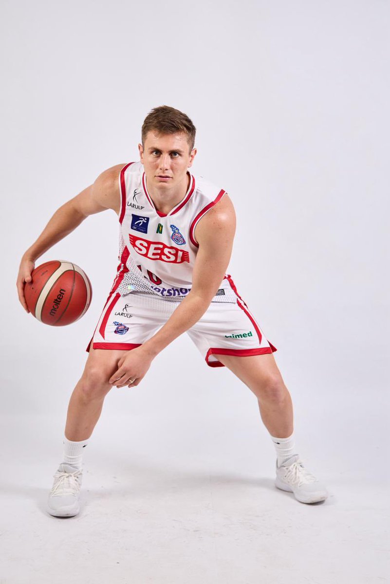 LATAMPodcastUCU's tweet image. Nuevo mes y nuevo capítulo de #Latinoamérica. Hoy con @nachito_l, directamente desde Brasil.
Se viene una imperdible entrevista, a través de #UCUPlay, con el flamante base del @FrancaBasquete en la @NBB 

𝘼𝙪𝙨𝙥𝙞𝙘𝙞𝙖 #𝙊𝙣𝙁𝙞𝙧𝙚 (𝙄𝙂: @𝙤𝙣𝙛𝙞𝙧𝙚𝙛𝙪𝙡𝙡)