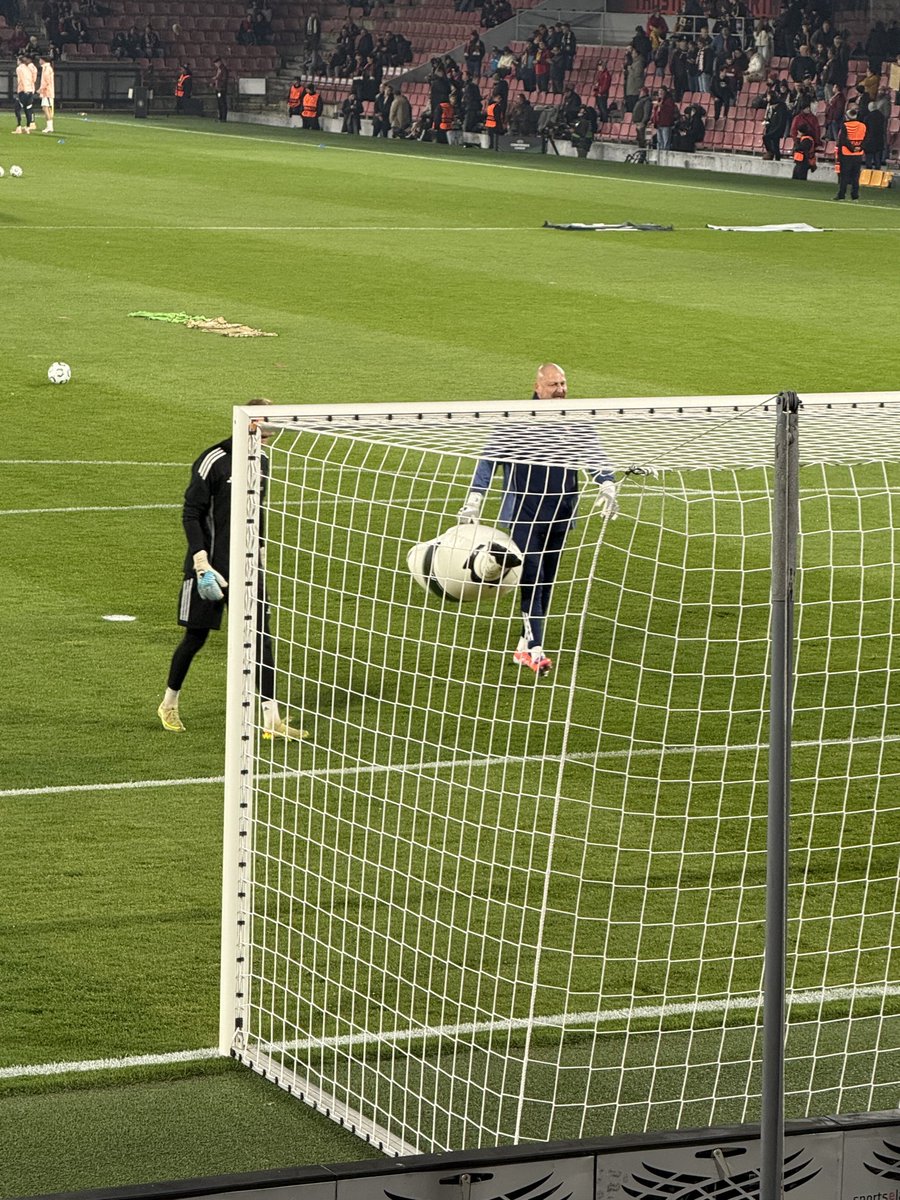 Nafukovací pannu jako pomůcku na rozcvičce vidím teda poprvý 🫣