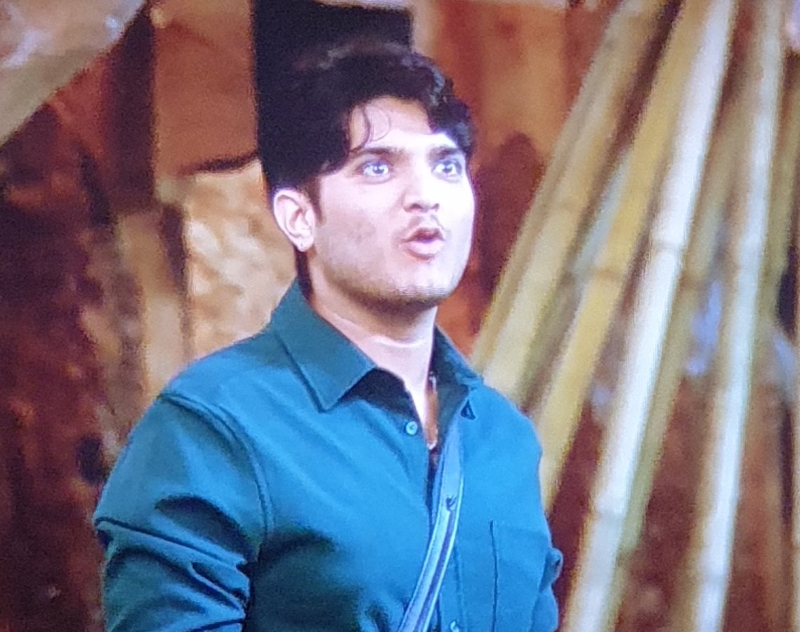 savagebutsassy's tweet photo. Farrhana : Maine #GauravKhanna ko TV me kabhi nhi dekhaaa

#MridulTiwari : To tere ghar me TV nhi hoga fir😭Hona bhi chahiye dekhne ke liye 😭😂😂😂😂

Mridul 🔥😂👌👌👏🙌

#GauravKhanna #BiggBoss19 #BB19 https://t.co/7TrcuWb88X