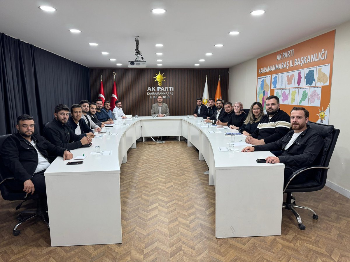 akgenclikkmaras's tweet photo. İl Gençlik Kolları Başkanımız Furkan Ünaldı başkanlığında haftalık olağan yürütme kurulu toplantımızı gerçekleştirdik.

Hayırlara vesile olsun inşallah. https://t.co/TMHRXbRjnN