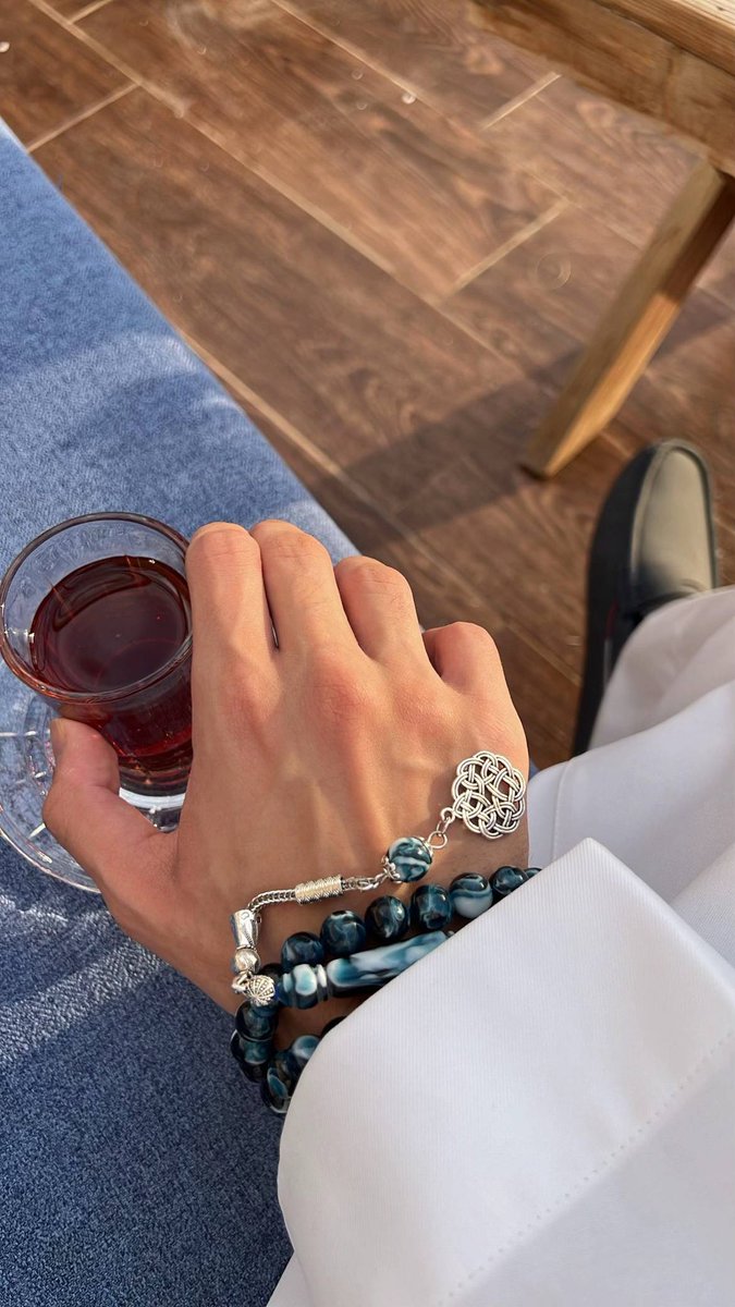 سوف اكتب
اسمكِ وأعيده ..
سَـ أكتبه كلْ
يومٍ فِي قصيدة ..
و أعانق السماء
بحروف جديدة ..
و أبحرُ بين
الأمواج البعيدة ..
وأبعثر
المسافات
العنيدة
وبين الغيوم
وملامحكِ  
الفريدة
قصةٌ تروي
أشياءً جديدة ..
كـ الفواصل
بين أبيات
القصيدة …

#امير_الحروف 
#بوح_آخر_الليل
#الخميس_الونيسᅠ