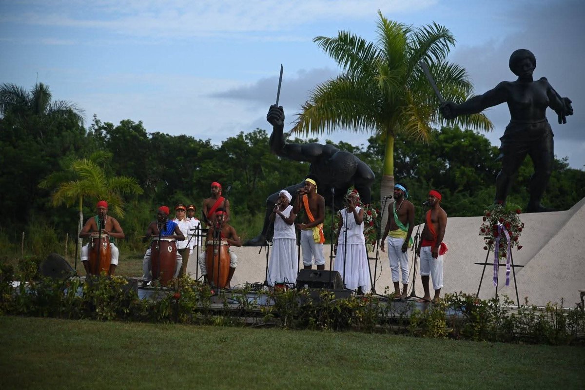 Encabezan Miguel Díaz-Canel Bermúdez  y Roberto Morales Ojeda el Acto Político y Ceremonia Militar por el aniversario 50 del inicio de la Misión Militar Internacionalista de #Cuba en la República de #Angola que se celebró en el Museo al Esclavo Rebelde, ubicado en Matanzas.