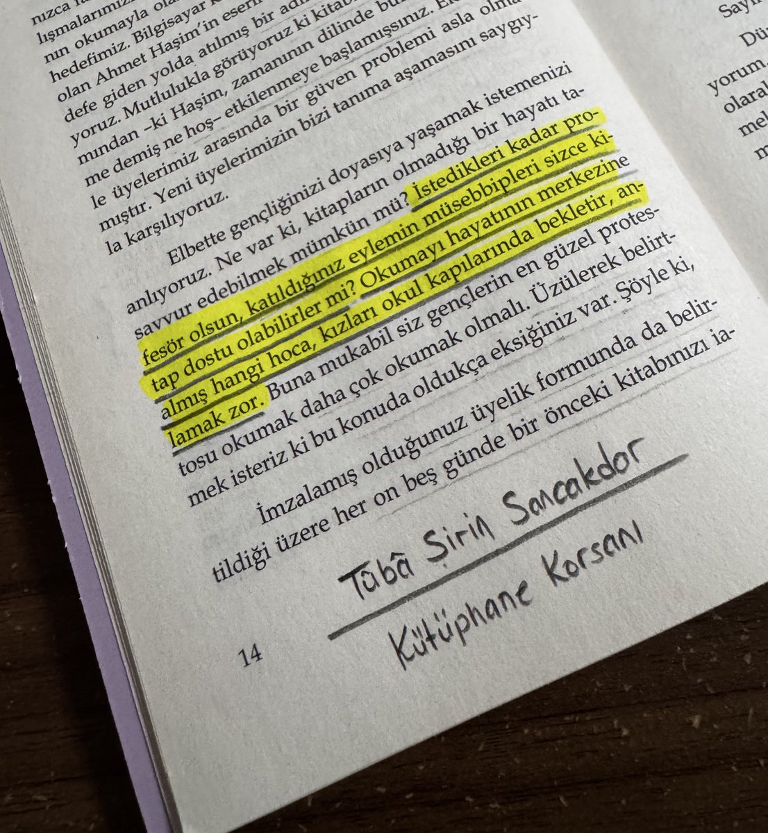 İstedikleri kadar profesör olsun, katıldığınız eylemin müsebbipleri sizce kitap dostu olabilirler mi? Okumayı hayatının merkezine almış hangi hoca, kızları okul kapılarında bekletir, anlamak zor. 

Buna mukabil siz gençlerin en güzel protestosu okumak daha çok okumak olmalı.