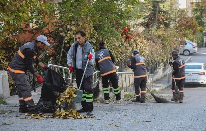🧹 Belediyenin paylaşımına göre temizlik çalışmaları dört bir yanda
💬 Takipçilerimizin çoğu “bizim sokağa da uğrasınlar” diyor!
Gerçekten de Etimesgut’un bazı ara sokaklarında çöp, toz, yaprak yığınları hâlâ duruyor.