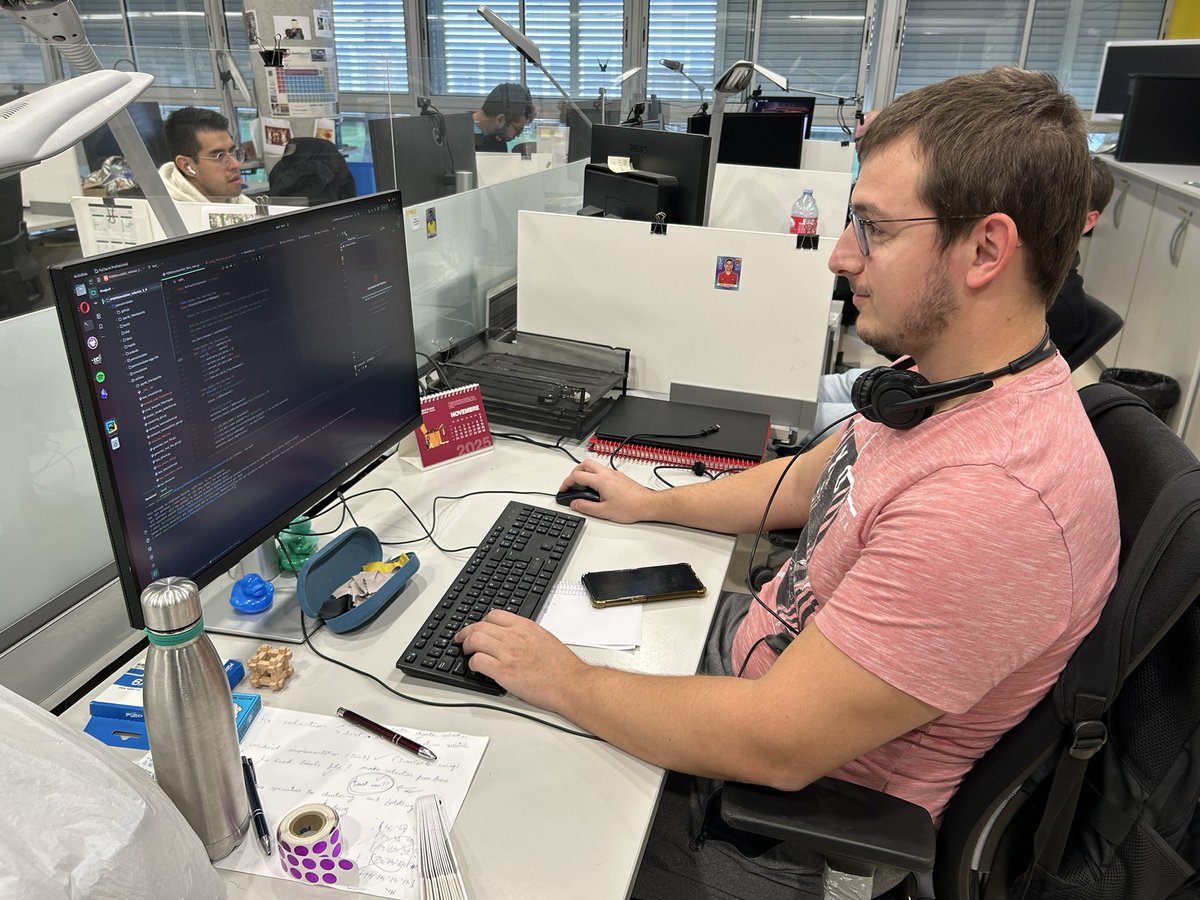 HartreeFoca's tweet photo. Jordi’s last day in the Lab. Desk already clean. Thanks for all. Moltes gracis !! We learned a lot from you, Dr. Buils. Very Best luck !! 😢😘😘😘 https://t.co/q7bS4G43LP
