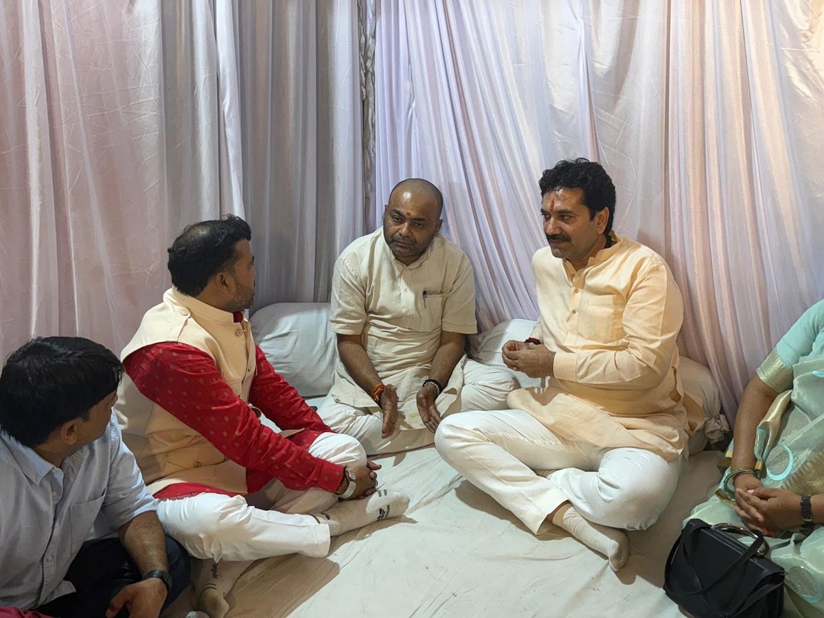 पूज्य माताजी के देवलोकगमन उपरांत, आज बलाई समाज महासंघ के राष्ट्रीय अध्यक्ष श्री मनोज परमार जी ने कन्नौद स्थित निज निवास पधारकर पूज्य माताजी के छायाचित्र पर श्रद्धासुमन अर्पित कर शोक संवेदनाएं व्यक्त की।

<a href="/ManojParmarmp/">Manoj Parmar</a>