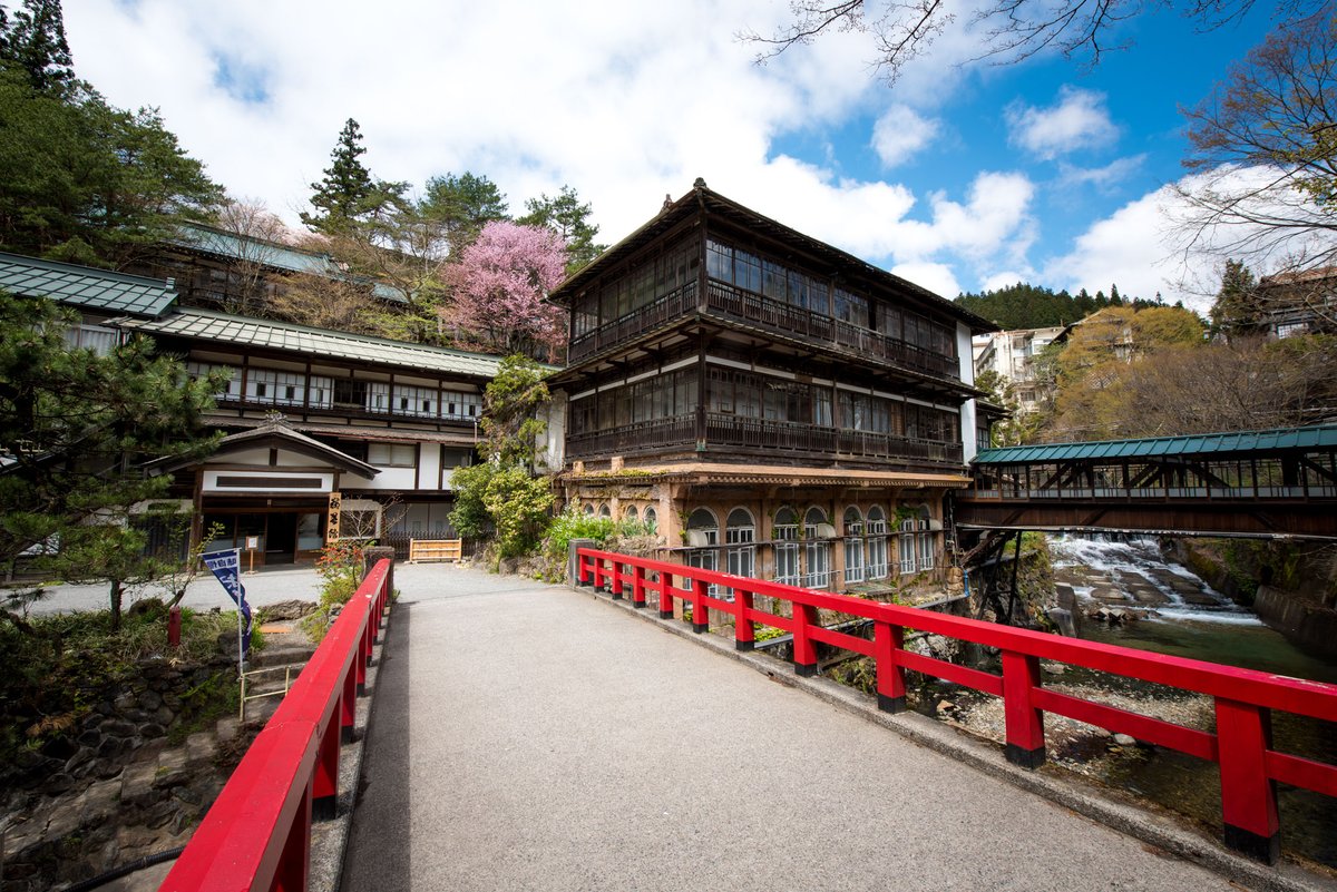 Shima Onsen sous infusion légère 🌿 Entre les montagnes de Gunma, quarante mille guérisons, un pont façon Ghibli et des ruelles figées dans le Showa… Trempé mais vivant, j’y ai trouvé un village simple qui soigne l’âme 💧 japonsecret.fr/shima-onsen-gu…