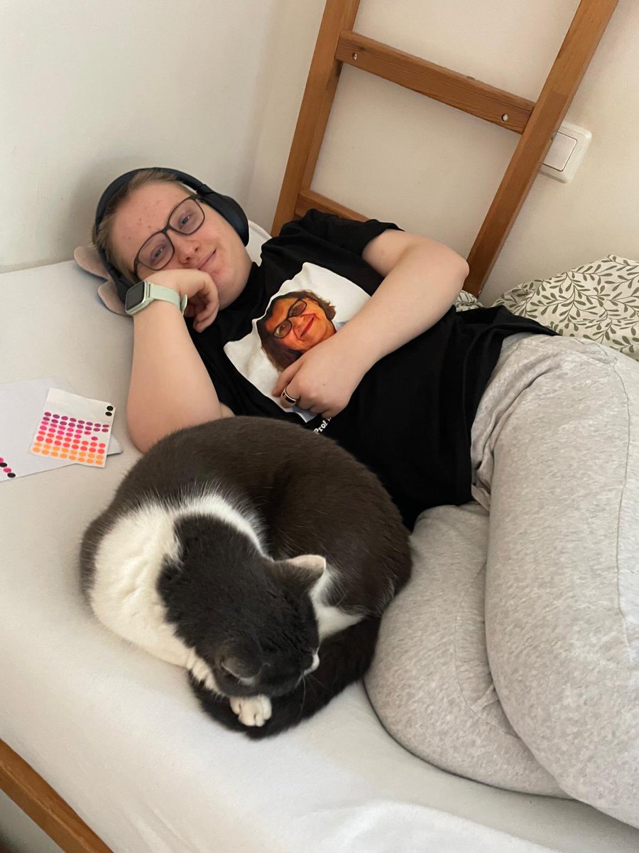 heute:
- doppelt so viel getan wie ich hätte tun sollen (morgen Crash oder nur PEM?)
- Milo (Tierheim-Trauma Kater) hat sich zu mir hingelegt, das passiert wenn man Glück hat 1 Mal im Jahr
- Punsch getrunken 🍵 

oder auch: Tage können maximal scheiße und schön zugleich sein