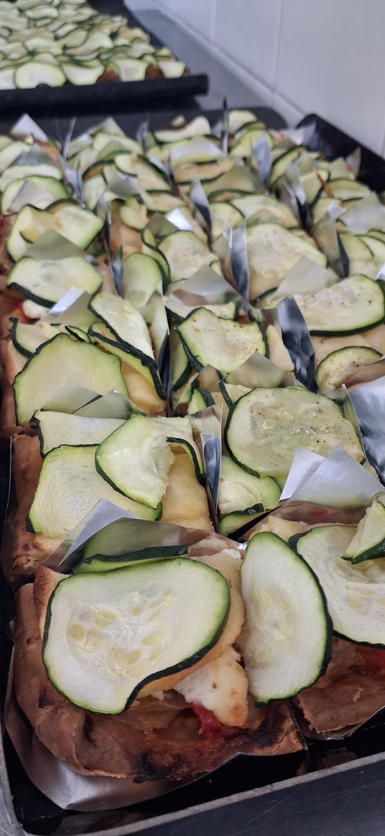 Senzillesa, equilibri i bon producte.

👉A Teca Sàbat creiem que els sabors més autèntics neixen de la terra i del respecte per cada ingredient.

La nostra coca de carabassó, feta amb massa artesana i verdures de temporada, n’és una mostra deliciosa 💚