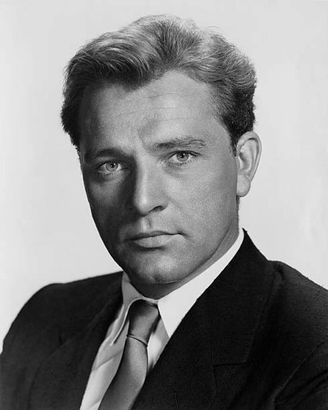 Richard Burton, nato il #10novembre 1925.
Gallese, ricevette sette nomination all'Oscar (una come attore non protagonista, sei come protagonista) senza mai vincerlo.
Storico il sodalizio, sullo schermo e nella vita, con Elizabeth Taylor, con cui si sposò e divorziò due volte.