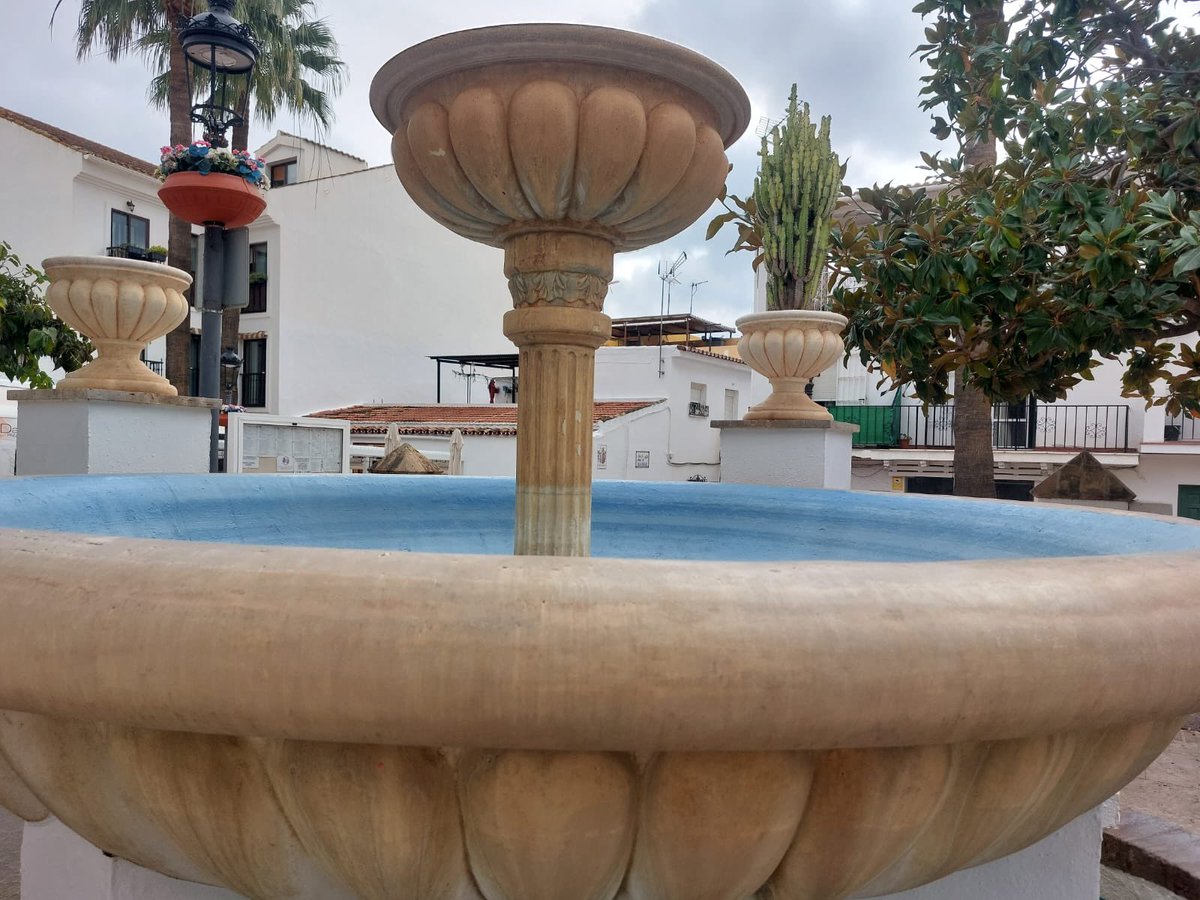 💦 En la plaza de España los comerciantes y vecinos se quejan del estado de abandono de las fuentes. No tienen agua. No funcionan.

🤦🏻‍♂️ A ver qué explicación nos da el alcalde Lara. Según dice Benalmádena va mejor. 

#ElGobiernoDelHumo
#Benalmadena 
#LaCiudadQueMereces
