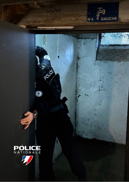 PoliceNat44's tweet photo. #ContreLeNarcotrafic | Hier, nous étions présents en compagnie de la #CRS82 dans le quartier du Château à #Rezé pour lutter contre les trafics et #Protéger les habitants des squats dans les halls d’immeubles. https://t.co/ju2WVojFr2