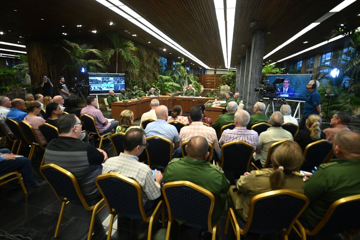 🇨🇺| Este jueves, a partir de las 6 de la tarde, "Desde la Presidencia" transmitirá en vivo una sesión del Consejo de Defensa Nacional, dedicada a evaluar la marcha de la recuperación en las provincias orientales más afectadas por el huracán Melissa.

🧵

(Imagen de Archivo)