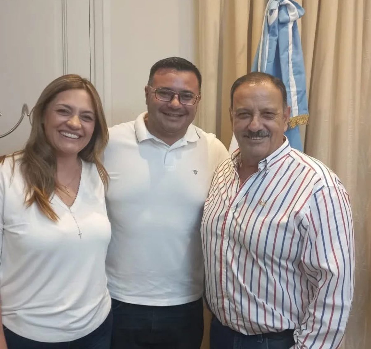 AdrianLaRioja's tweet photo. 🔴Círculo Político:

El intendente @AkikiTurko se expresó luego de que @TeresitaMadera manifestara su intención de ser gobernadora en el 2027

“El peronismo necesita de sus mejores mujeres para alcanzar esa sensibilidad social que el pueblo está pidiendo. Celebro que Tere se ponga a disposición del electorado y de todo el peronismo. Esto nos da fuerza y esperanza que el proyecto social tiene futuro en la Rioja, desde Independencia tiene todo el apoyo municipal justicialista”