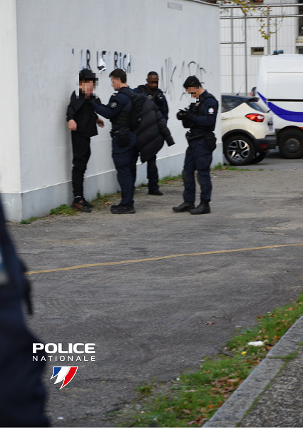 PoliceNat44's tweet photo. #ContreLeNarcotrafic | Hier, nous étions présents en compagnie de la #CRS82 dans le quartier du Château à #Rezé pour lutter contre les trafics et #Protéger les habitants des squats dans les halls d’immeubles. https://t.co/ju2WVojFr2