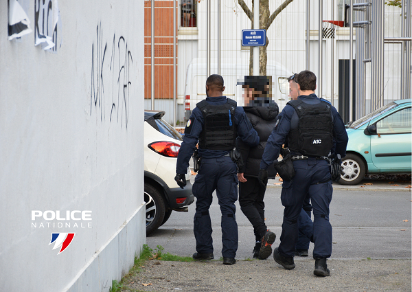 PoliceNat44's tweet photo. #ContreLeNarcotrafic | Hier, nous étions présents en compagnie de la #CRS82 dans le quartier du Château à #Rezé pour lutter contre les trafics et #Protéger les habitants des squats dans les halls d’immeubles. https://t.co/ju2WVojFr2