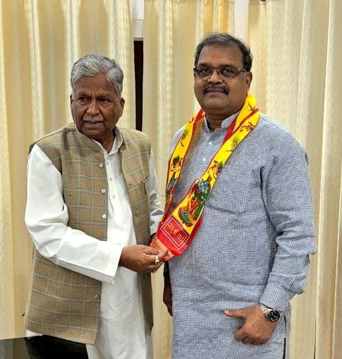 यूपी के राज्यसभा सदस्य व हरदोई यूपी से कई बार विधायक रहे अशोक बाजपेयी जी से लखनऊ में मुलाक़ात की, उन्होंने अंग वस्त्रम पहना कर अपना स्नेह दिया।
<a href="/BJP4UP/">BJP Uttar Pradesh</a>