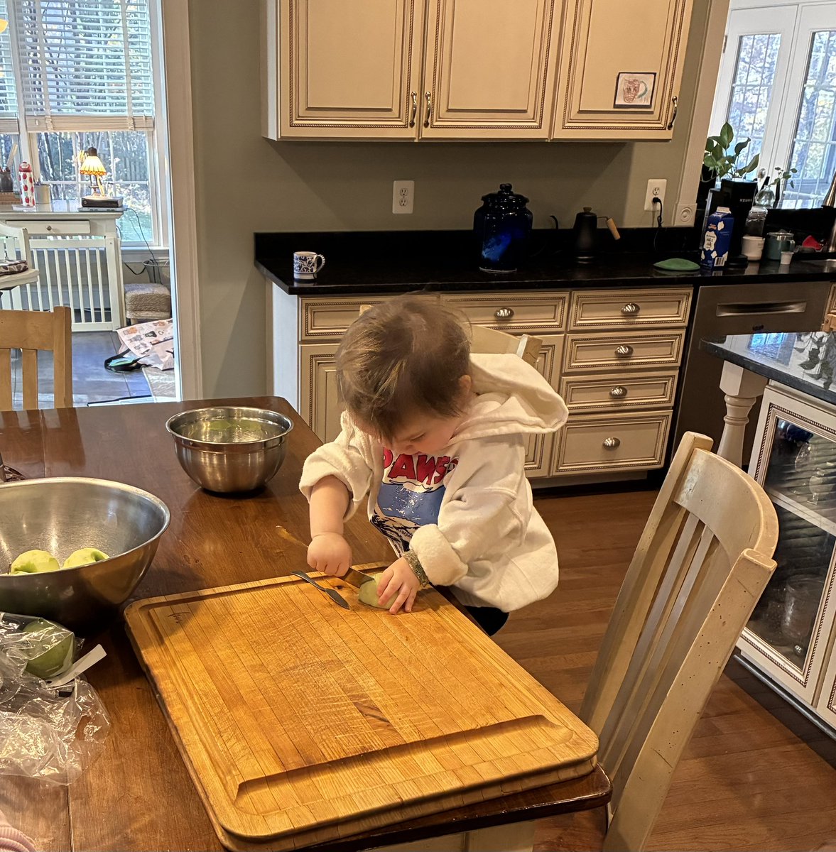 justkatebp's tweet photo. My daughter spent all morning in Grandma’s kitchen making apple tarts. She’s so proud to be bringing one home to her Daddy. As she dozed off in her car seat, she couldn’t stop muttering, “Dada treat, Dada treat…” Doing something for her daddy made her feel a thousand feet tall https://t.co/XoiBF8H5kr