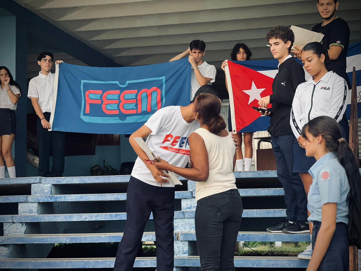 sandygomez804's tweet photo. ¡Gracias por tanto IPVCE! ⚛️💙
❤️2️⃣ años de dedicación y esfuerzo me consta que no han sido en vano. El verdadero reconocimiento ⭐️ es cada momento en el que desde las filas de la #FEEMMatancera pude representar a la Vocacional "Carlos Marx Pressburg" 🇨🇺. https://t.co/YG89ap6Th9