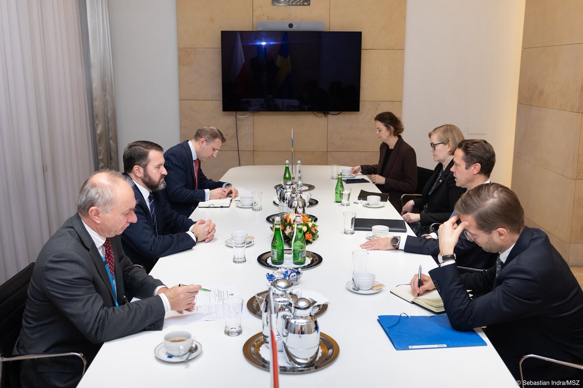 Doradcy premierów ds. bezpieczeństwa narodowego 🇵🇱<a href="/RKupiecki/">Robert Kupiecki</a> i 🇸🇪 <a href="/nkvarnstrom/">Niclas Kvarnström</a> odbyli dziś w Warszawie konsultacje dotyczące wyzwań z jakimi mierzy się region Morza Bałtyckiego i reszta Europy, zwłaszcza w kontekście rosyjskiej agresji przeciwko Ukrainie.

Zarówno Polska jak i