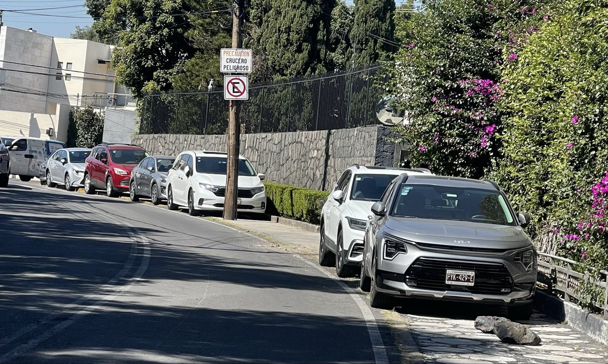 Nos piden apoyo vecinos en lugar restrictivo con señalización y en sentido contrario al del arroyo vehicular. Cascada esquina con Agua Jardines del Pedregal <a href="/OVIALCDMX/">OVIAL_SSCCDMX</a> <a href="/UCS_GCDMX/">Unidad de Contacto del Secretario SSC CDMX</a> <a href="/SSPCMexico/">Secretaría de Seguridad y Protección Ciudadana</a> #TransitoGCDMX diario es lo mismo incluso en fines de semana.