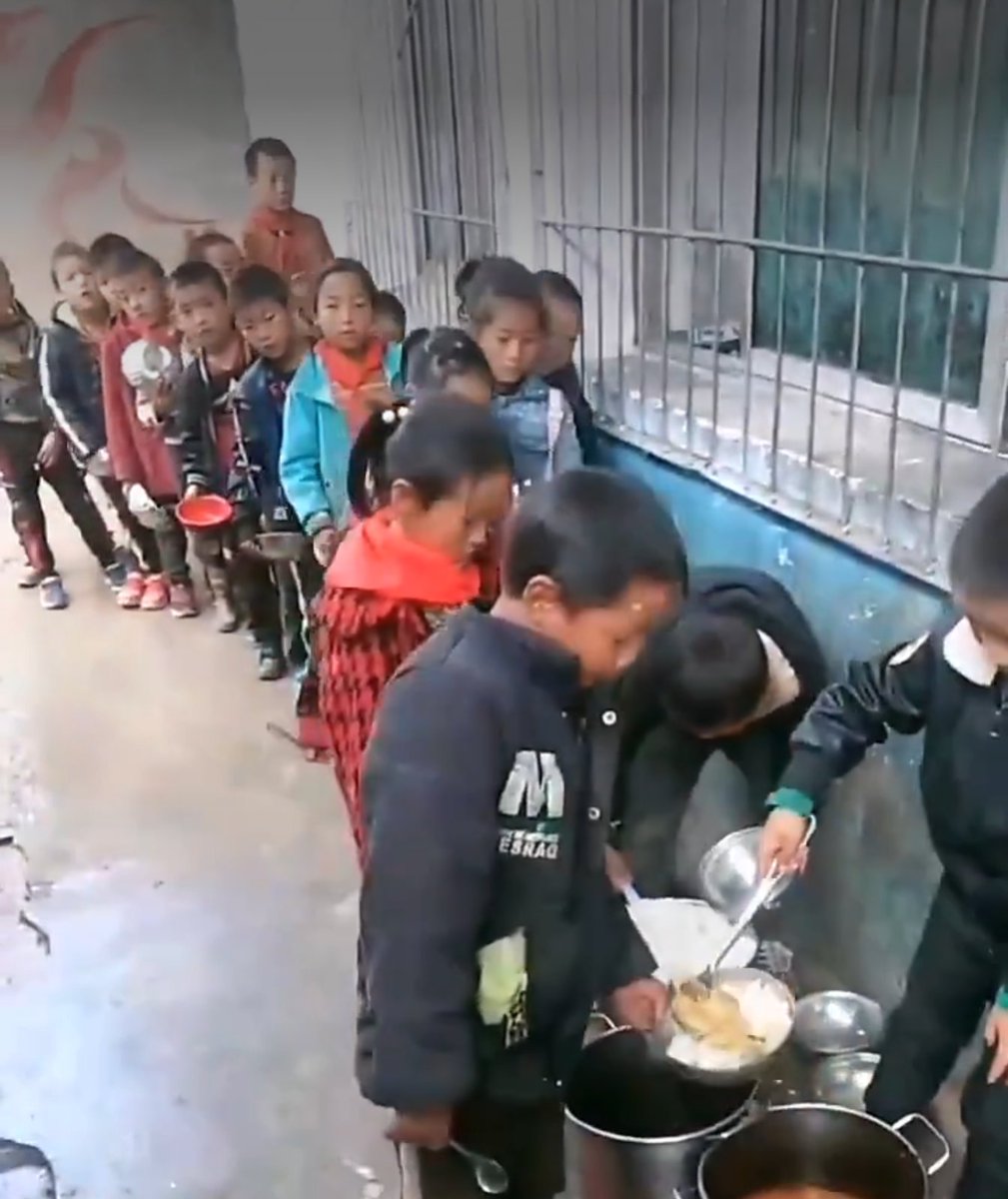 JJdeedle's tweet photo. @ShangguanJiewen @mdrn_cnservativ Do you recognize this? It's a school lunch line in China. And do you know that the cities forced The peasants to sell their agriculture at just above cost so that the rich can stay rich? https://t.co/aKc5YiE3GH