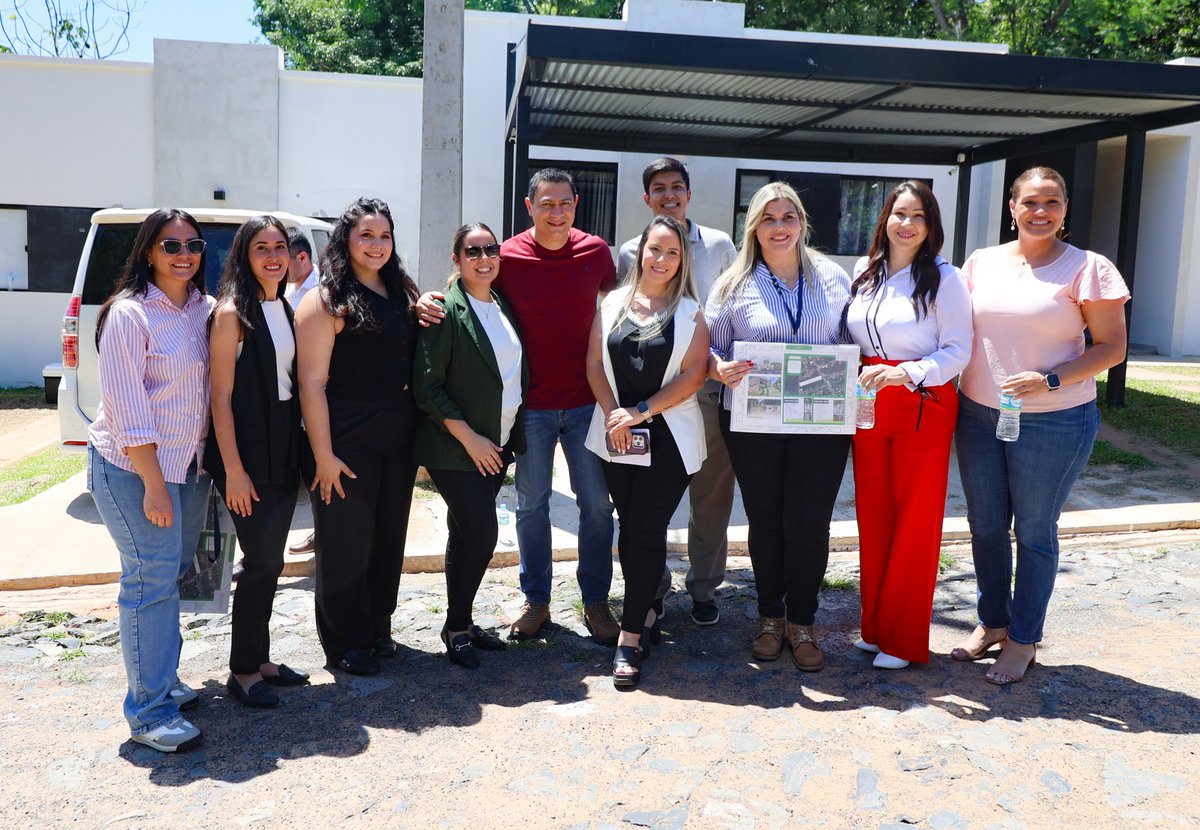 El programa Che Róga Porã sigue transformando vidas.
Junto al Ministro Ing. Juan Carlos Baruja acompañamos la entrega de viviendas a familias que hoy inician una nueva etapa en su propio hogar. #LuqueCapitalDelUrbanismo