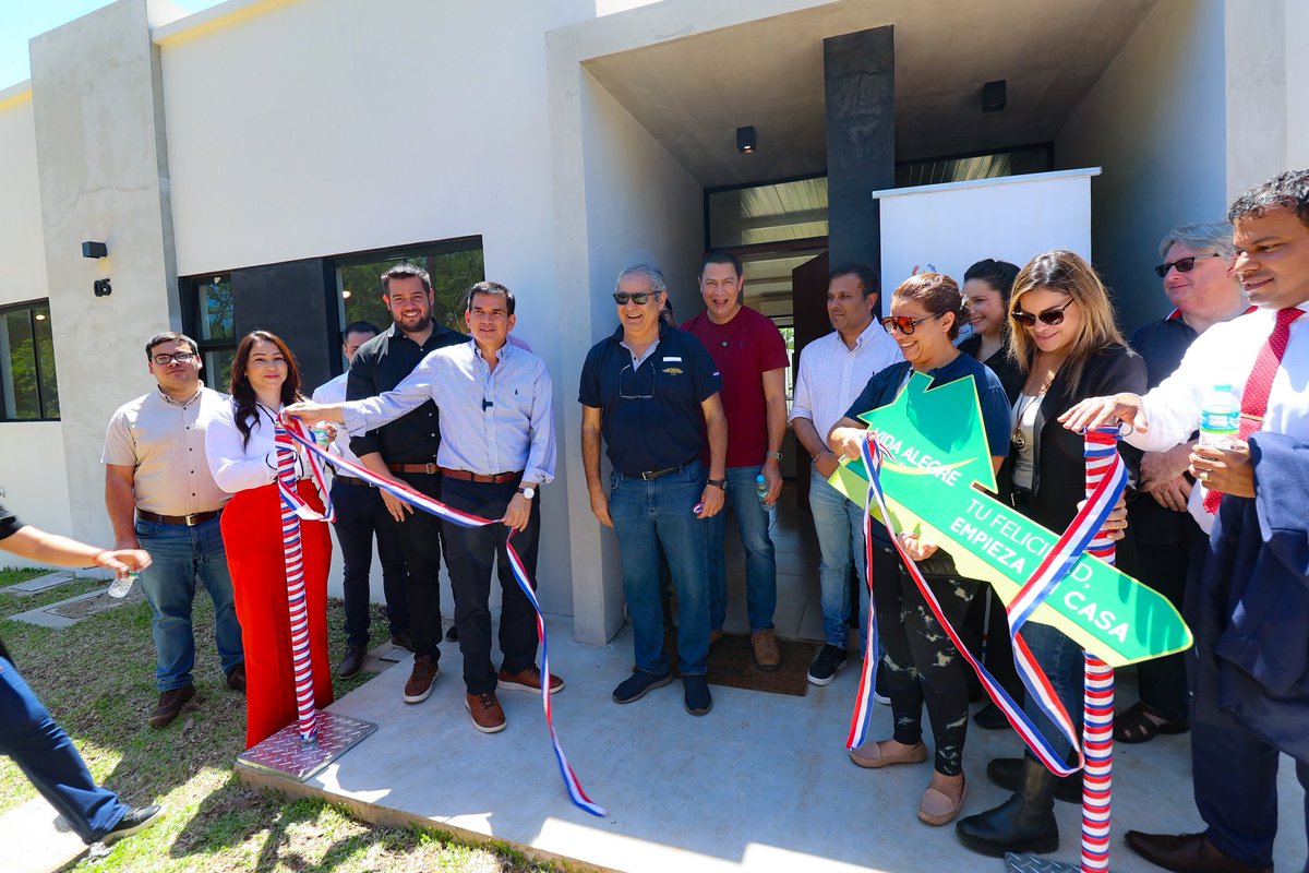 carlosintendent's tweet photo. El programa Che Róga Porã sigue transformando vidas.
Junto al Ministro Ing. Juan Carlos Baruja acompañamos la entrega de viviendas a familias que hoy inician una nueva etapa en su propio hogar. #LuqueCapitalDelUrbanismo https://t.co/C2dafxq1fv
