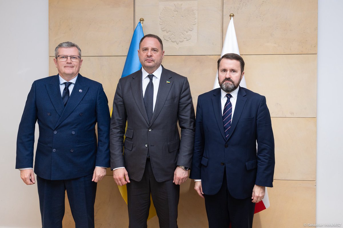 Wiceministrowie <a href="/RKupiecki/">Robert Kupiecki</a> i <a href="/MarcinBosacki/">Marcin Bosacki</a> rozmawiali dziś z szefem <a href="/APUkraine/">Офіс Президента</a>,<a href="/AndriyYermak/">Andriy Yermak</a>, o aktualnej sytuacji militarnej Ukrainy oraz politycznym wsparciu Polski dla Kijowa.

Podczas spotkania omówiono także możliwe wspólne 🇵🇱🇺🇦 inicjatywy w sektorze zbrojeniowym oraz