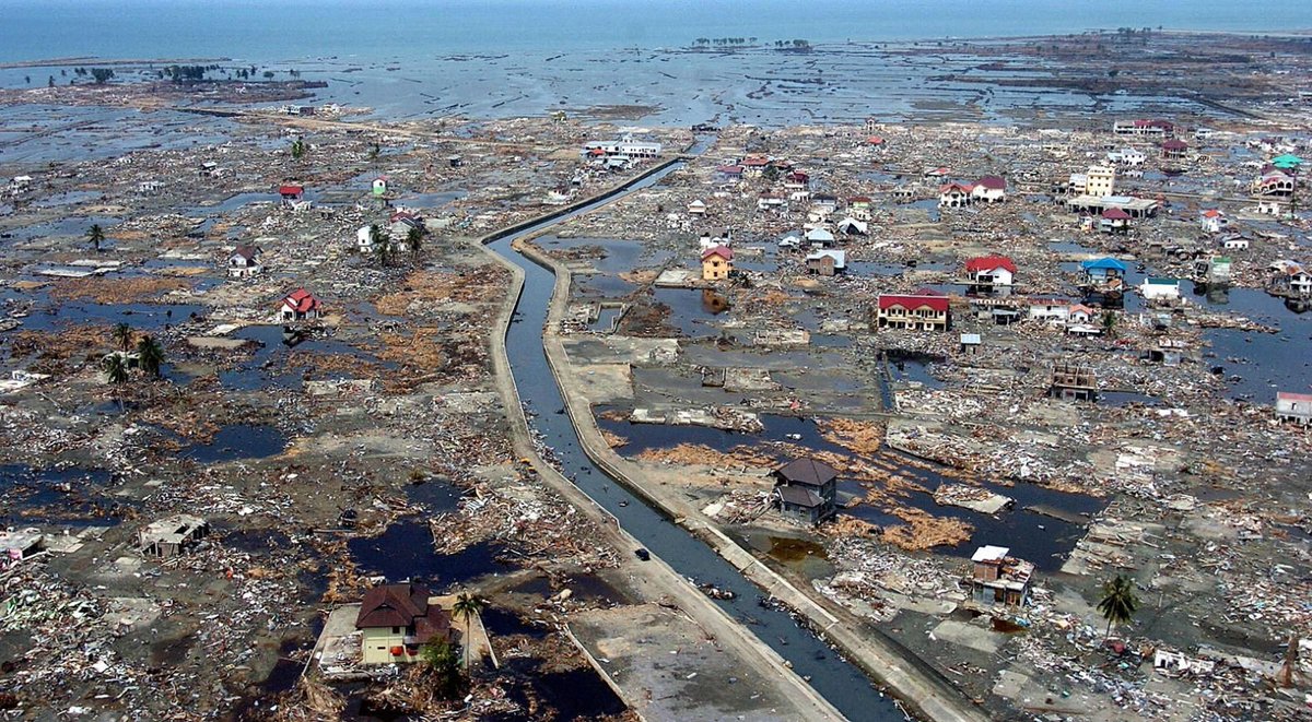 TorturedHistory's tweet photo. This photo shows the devastation along the coast of Banda Aceh, Indonesia, nearly two weeks after the 2004 tsunami. 

Entire neighborhoods were wiped out when the 9.1 magnitude earthquake off Sumatra triggered massive waves that killed more than 230,000 people across the region. https://t.co/76Ji5VJyt2