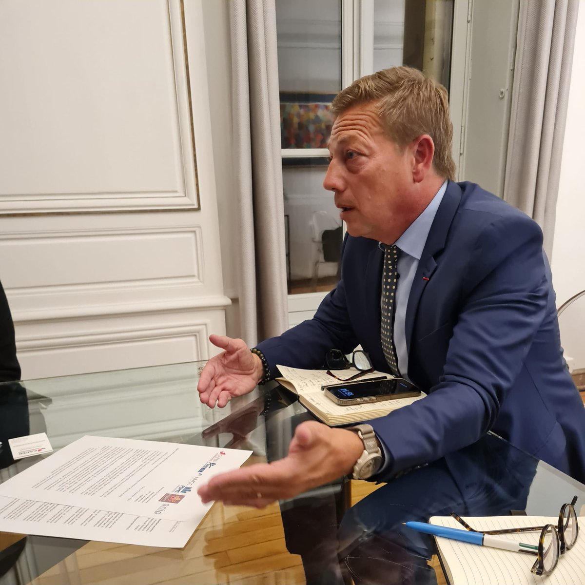 capeb_fr's tweet photo. Le président de la CAPEB a été reçu par la direction du cabinet du Premier ministre. L'occasion d'un échange riche et constructif au cours duquel Jean Christophe Repon a évoqué :
🔘MaPrimeRenov' | Il est revenu sur plusieurs enjeux majeurs : la nécessité de reconduire une enveloppe budgétaire à la hauteur des besoins et de réintégrer les gestes liés à l'isolation des murs et des chaudières biomasses dont l'exclusion du dispositif a suscité une forte incompréhension ;
🔘le développement d'un parcours de travaux de rénovation énergétique qui est partagé par les acteurs de la filière ;
🔘l’enquête que la CAPEB mène auprès de ses adhérents pour recueillir leur avis sur le dispositif MaPrimeRénov’ et la manière dont ils l’utilisent ainsi que leurs clients ;
🔘la reconduction des programmes FEEBAT et OSCAR pour continuer à accompagner les entreprises et leur permettre de monter en compétences pour être de + en + nombreuses à se positionner sur le marché de la rénovation énergétique.
🔘la simplification de l'accès à la qualification #RGE au travers d’un système de validation basé sur les audits chantiers et non plus sur les dossiers administratifs ;
🔘l'adoption du seuil de franchise en base de TVA à 25 000 € pour le bâtiment, préalable indispensable à la nécessaire équité fiscale qui doit s’imposer entre les entreprises ;
🔘les dispositions défavorables à l'apprentissage dans le #PLFSS ;
🔘la surtransposition que représenterait la mesure consistant à exclure les pompes à chaleur hybrides du bénéfice de taux réduit de TVA à 5,5 %.