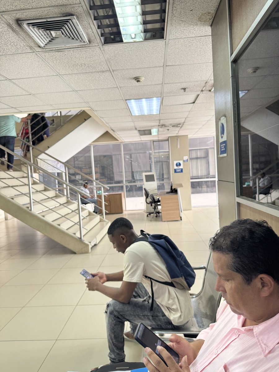 Gabriela_Comte's tweet photo. ¡Increíble! Vengo a hacer un requerimiento y porque no vino el funcionario que se encarga de eso (me señalan ese escritorio vacío) NO HAY QUIEN PUEDA HACERLO en la Unidad Judicial Penal Sur de Guayaquil @funcionjudicial @CJudicaturaEc atención por favor. https://t.co/CVhhptIoPe