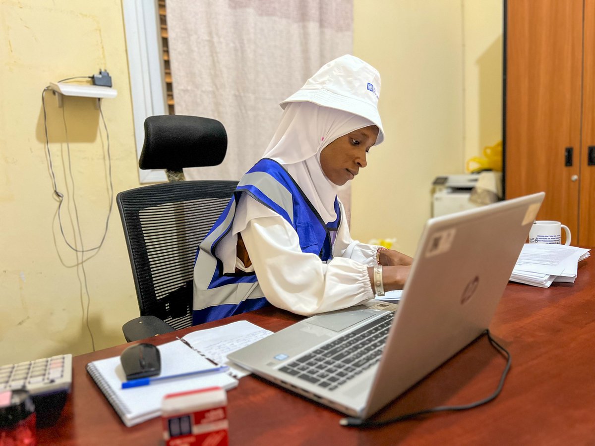 UNV_ROWCA's tweet photo. In Kolda 🇸🇳, Soukeyna Baldé supports safe and dignified returns.
As a UN Volunteer in Admin &amp; Finance with @OimSenegal, she ensures that every franc, cash support, health coverage, or reintegration aid reaches returning migrants and their communities.
https://t.co/YLN3QJngDL https://t.co/lme6V6WM20