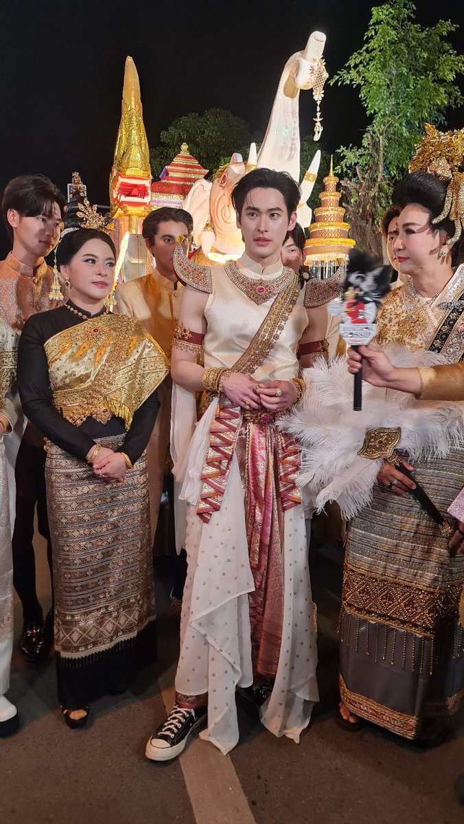 Katesirin4's tweet photo. เจ้าคุณพี่ลืมหยิบรองเท้าจากยุคนั้นมาใช่หรือไม่เจ้าคะ😂🤭
แซวน้องจนน้องบอกว่าให้โฟกัสแต่ด้านบนพอคับ🤣

KAO CHANGE TOGETHER PARADE

#ยี่เป็งเชียงใหม่ม่วนใจไปกับเก้า https://t.co/bAaAOHQus5