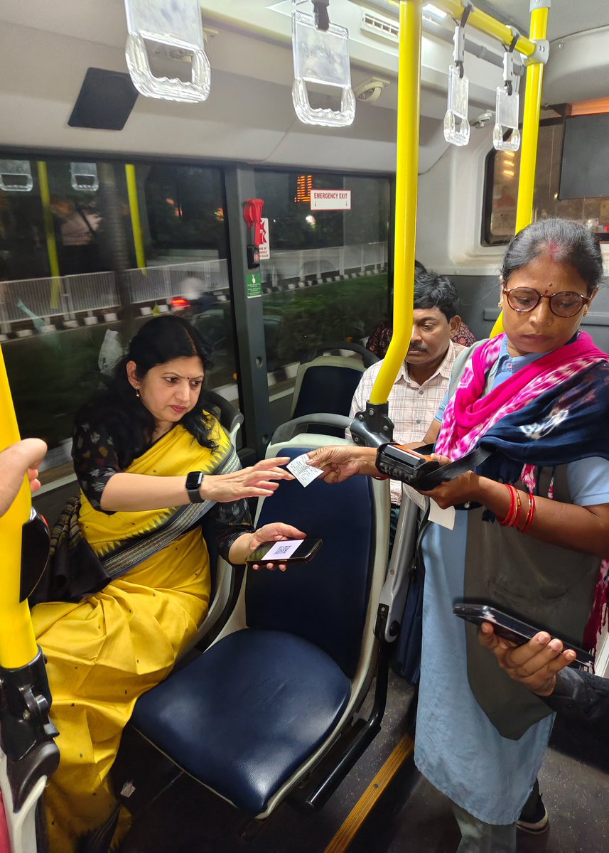 HUDDeptOdisha's tweet image. Journey with the people! 

Smt. @ushapadhee1996, Principal Secretary, travelled on an #AmaBus late this evening, interacting with commuters &amp;amp; ensuring women’s safety and passenger comfort remain top priorities. 

She also visited the proposed bus stand site near Nandankanan,…