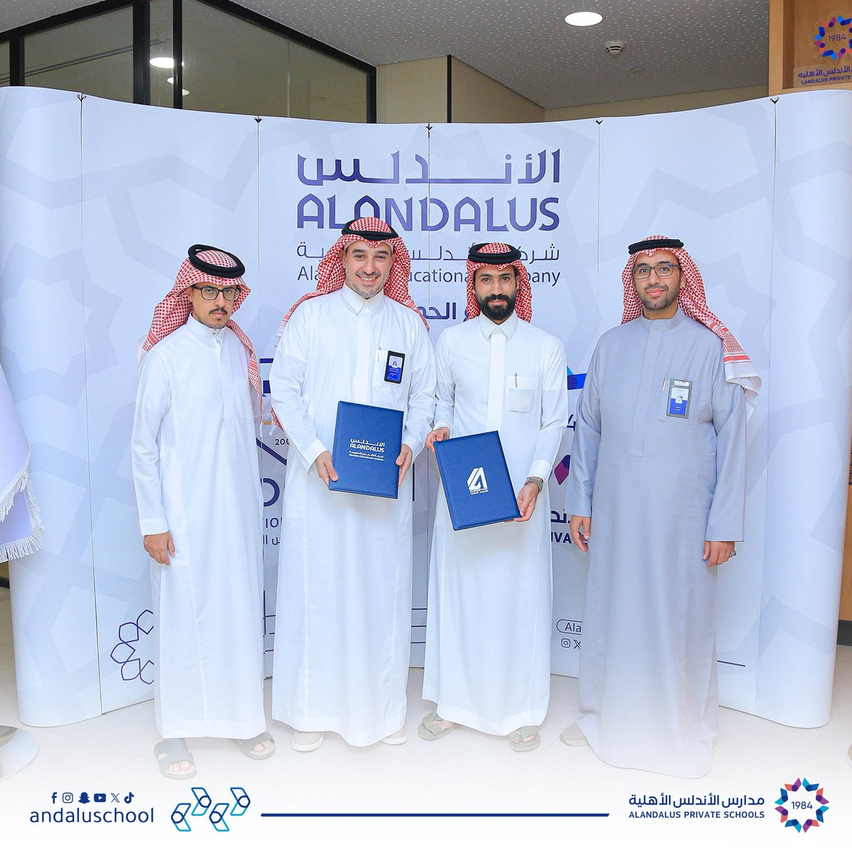 توقيع شراكة بين شركة الأندلس التعليمية ممثلة في فرع #مدارس_الأندلس_الأهلية ( #جدة - حي #الحمدانية ) وأكاديمية المحترف الرياضية ، في إطار سعيهما لتعزيز الشراكات المجتمعية وتنمية قدرات الطلاب في المجالات الرياضية ..

وتسهم الشراكة في تنفيذ برامج رياضية نوعية تسهم في اكتشاف المواهب