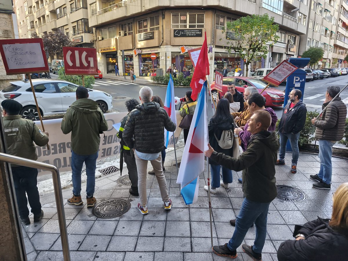 galizaCIG's tweet image. 👩‍🚒🧑‍🚒Persoal de #incendios mobilízase en #Ourense para reclamar un servizo público, digno e profesional

📢A protesta convocada pola CIG na delegación da #Xunta coincidiu cunha reunión na que participaba a conselleira de Medio Rural

ℹ️ tinyurl.com/2b5ct5h2

@CIGAutonomicaOU